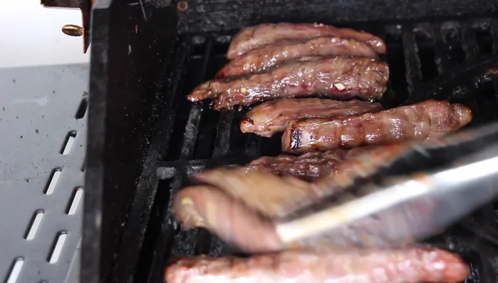 Das Lammfilet für einige Minuten auf direkte, hohe Hitze legen, um es zu bräunen.