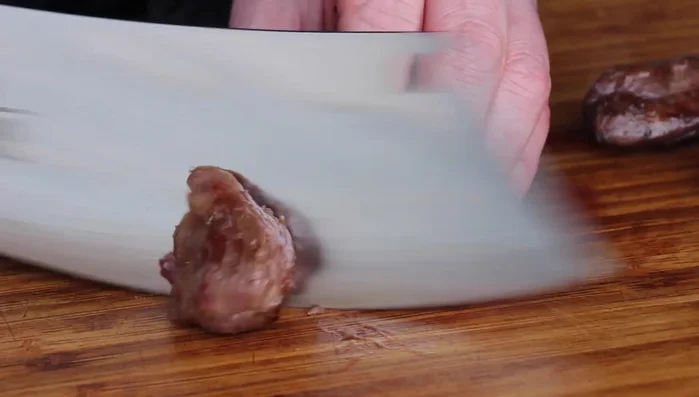 Das Lammfilet einige Minuten ruhen lassen, bevor es in Scheiben geschnitten wird.