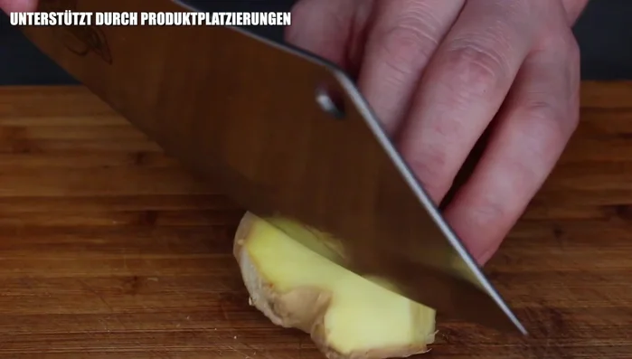Ingwer schälen und in Würfel schneiden (Die Hälfte für die Marinade, die andere für ein separates Video).