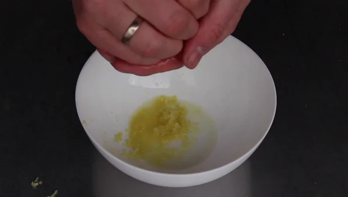 Abrieb und Saft einer Bio-Zitrone, Sojasauce, Weißweinessig, Salz, 3,5 Esslöffel Honig und 1,5 Esslöffel Olivenöl vermischen.