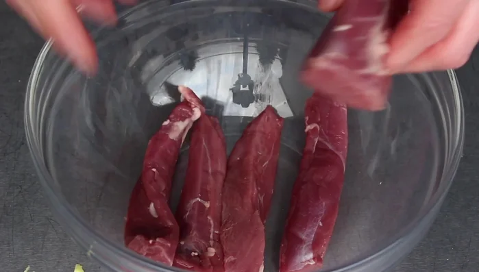 Das Lammfilet abtrocknen und in eine Schüssel legen.