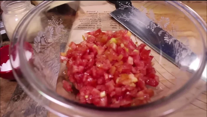 Tomaten, rote Zwiebel und Basilikum fein hacken.