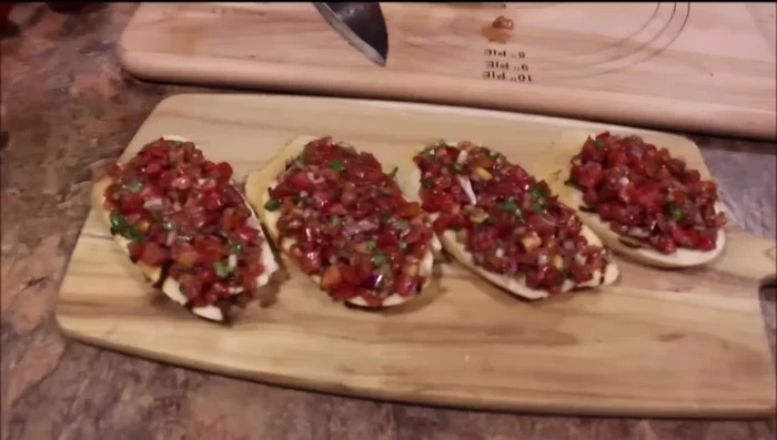 Mit frischem Basilikum garnieren.