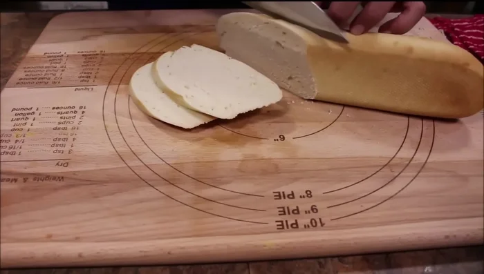 Das italienische Brot in ca. 6 mm dicke Scheiben schneiden.