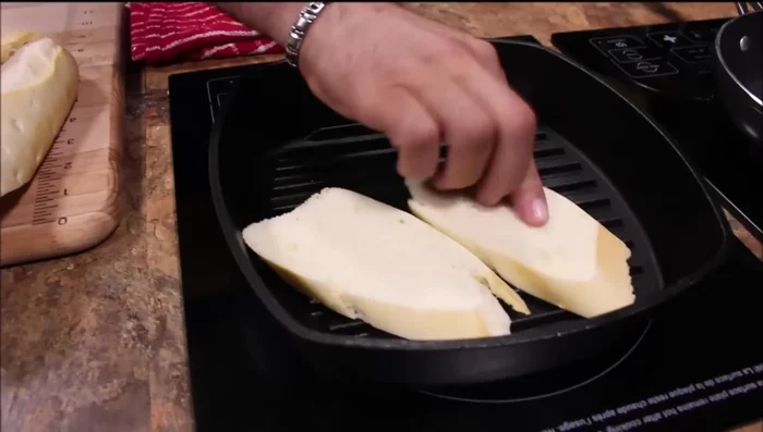 Die Brotscheiben in einer Grillpfanne oder im Toaster knusprig grillen.