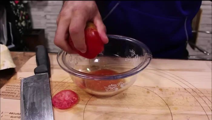 Eine Tomate halbieren, den Saft auspressen und beiseite stellen.