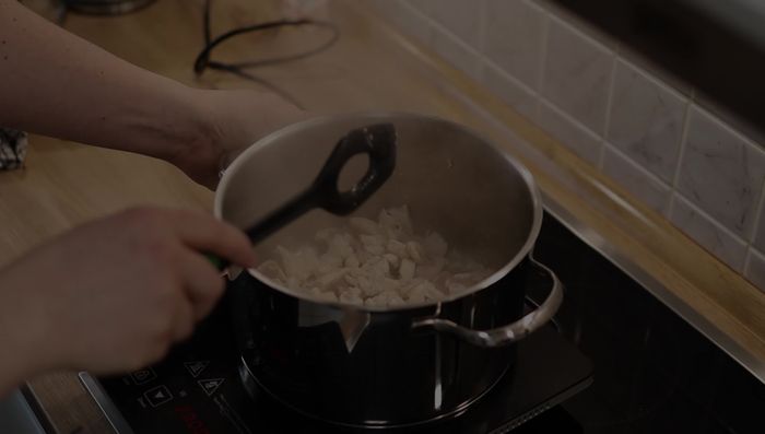 Hähnchenstreifen in Olivenöl anbraten und mit Pfeffer, granuliertem Knoblauch und Salz würzen. (123.28)