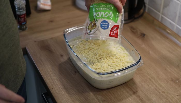 Käse über den Auflauf verteilen. (184.959)