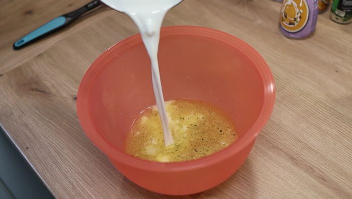 Für die Soße Gemüsebrühe, Stärke-Wasser-Mischung, Sahne, Tymian, granulierte Zwiebeln, Cayennepfeffer und Salz in einer Schüssel vermengen. (69.2)