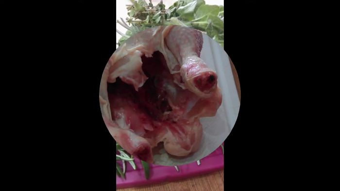 Hähnchen vorbereiten (z.B. waschen, trocken tupfen).