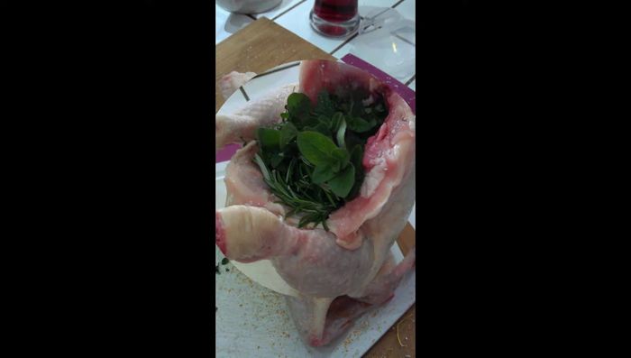 Äpfel, Zwiebeln und Knoblauch zum Hähnchen geben und kurz mitbraten.