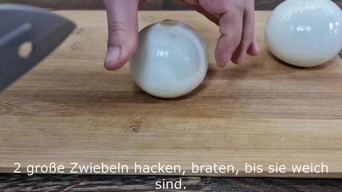 Das Schweinefleisch in mundgerechte Stücke schneiden. Zwiebeln, Paprika und Karotten ebenfalls klein schneiden.