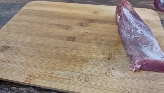 Tomatenmark unterrühren und kurz mitbraten.