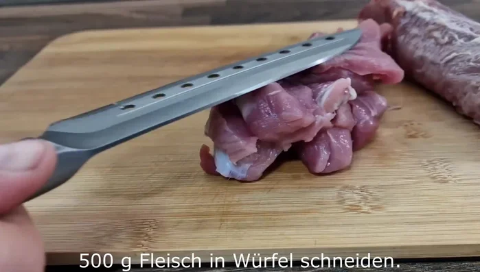 Mit Gemüsebrühe ablöschen. Sauerkraut hinzufügen.