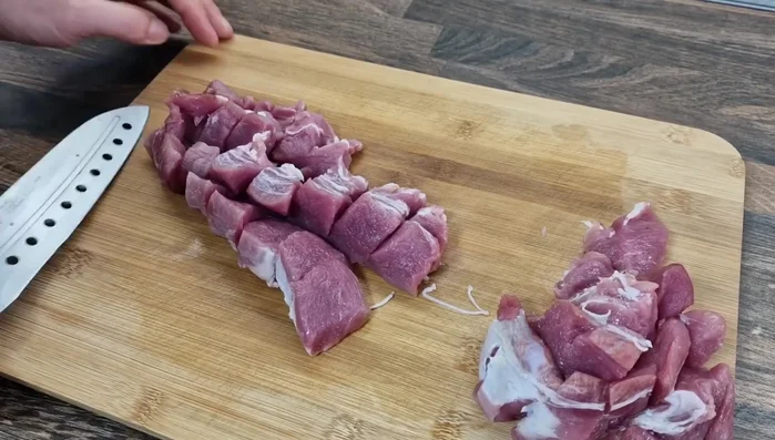 Mit Salz und Pfeffer abschmecken. Lorbeerblatt (optional) hinzufügen.