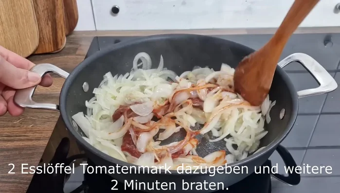 Alles gut verrühren und ca. 1 Stunde köcheln lassen, bis das Fleisch weich ist. 