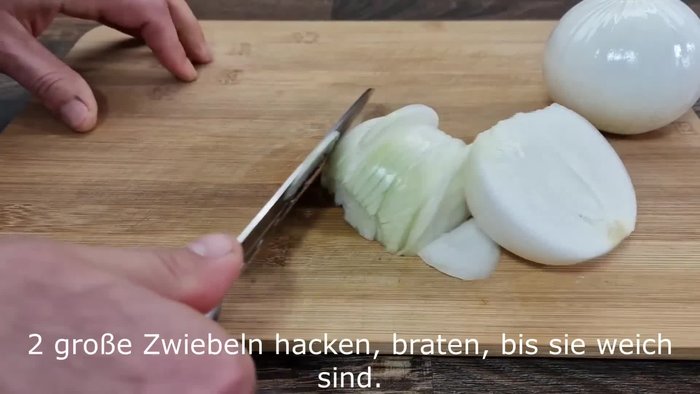 Öl im Topf erhitzen. Speck (optional) darin auslassen und dann das Fleisch anbraten.