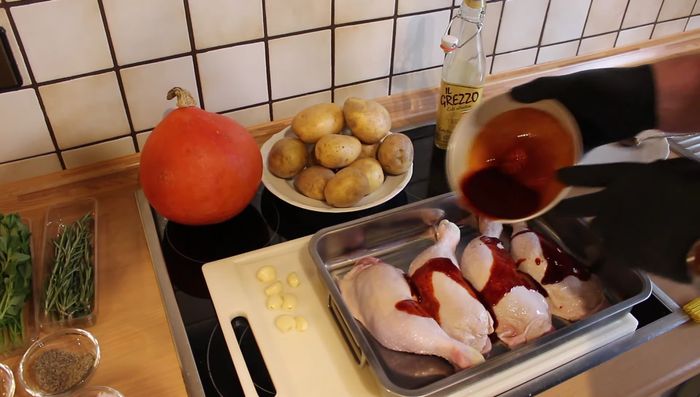 Hähnchenkeulen mit der Marinade bestreichen.