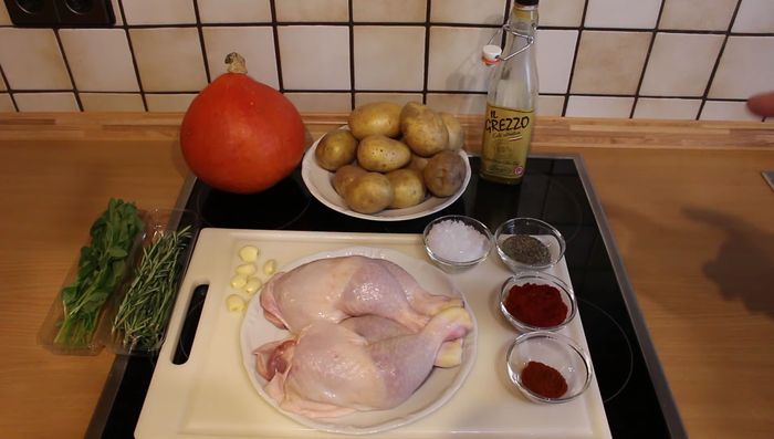 Hähnchenkeulen mit Salz, Pfeffer, Paprika edelsüß, Oregano und Rosmarin würzen.