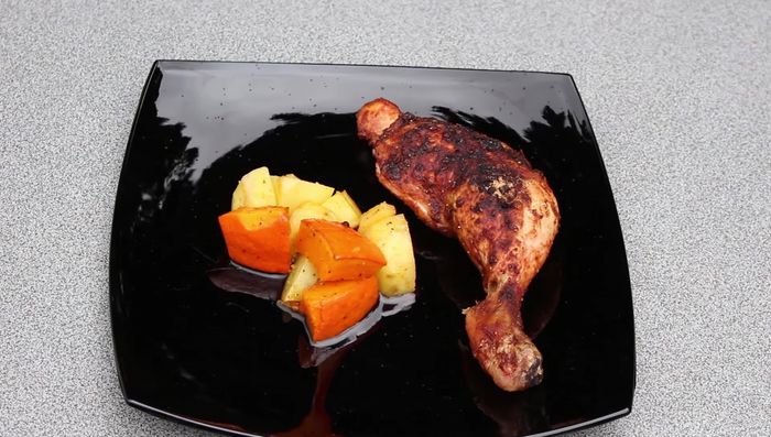 Nach der Garzeit vom Grill nehmen und servieren.