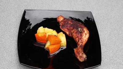 Gegrillte Hähnchenkeulen auf Kürbis-Kartoffelbett - Einfaches Rezept!