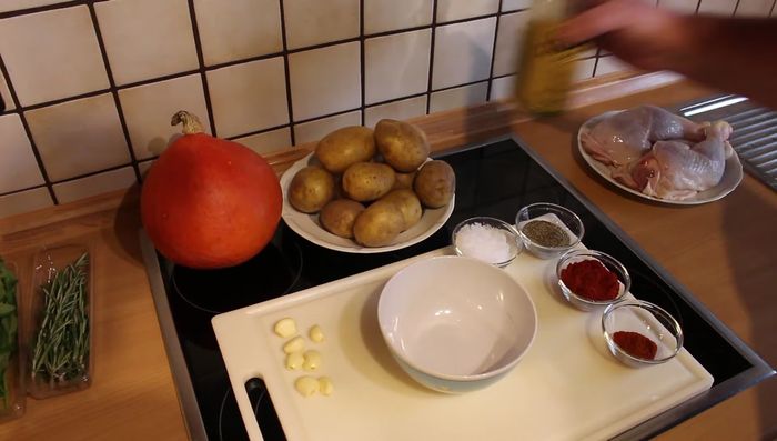 Marinade zubereiten: Knoblauch fein hacken, mit Olivenöl, Salz, Pfeffer, Paprika edelsüß, Oregano und Rosmarin vermischen.