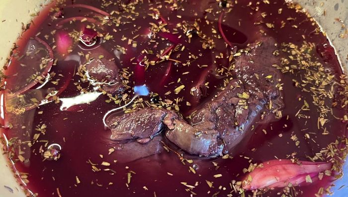 Am nächsten Tag die Hirschlende aus der Marinade nehmen und trocken tupfen.