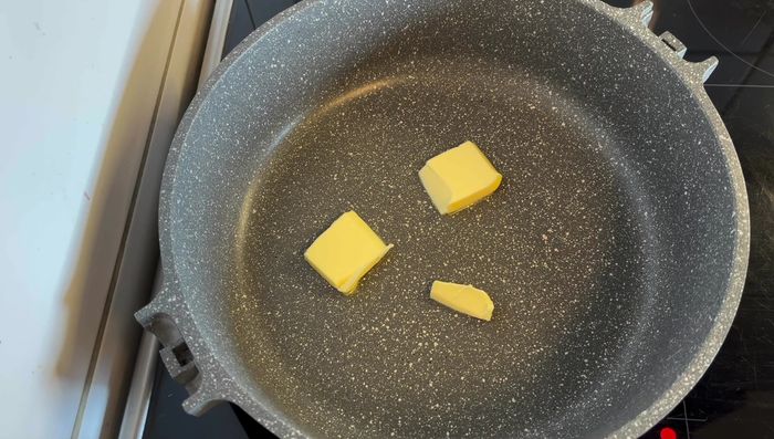 Hirschlende in Butter von allen Seiten anbraten. Zwiebeln und Karotten mitbraten.
