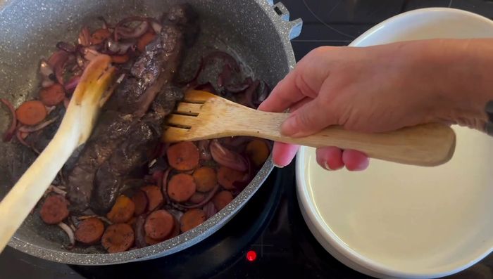 Hirschlende in eine feuerfeste Form geben und für 15 Minuten bei 180°C in den Backofen geben.