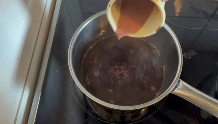 Soße mit angerührter Speisestärke andicken.