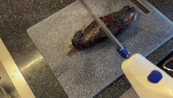 Hirschfilet aus dem Ofen nehmen und in Scheiben schneiden.