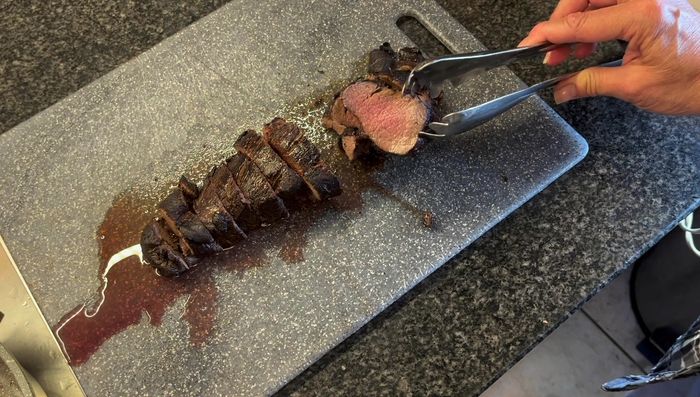 Hirschfilet mit Rotwein-Preiselbeer-Sauce, Semmelknödeln und Blaukraut anrichten.