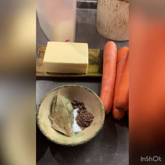 Für die Mehlschwitze Butter schmelzen, Mehl hinzufügen und verrühren.