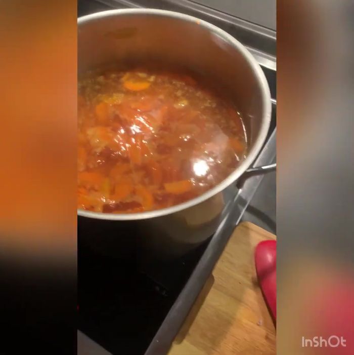 Die Mehlschwitze in die Suppe einrühren.