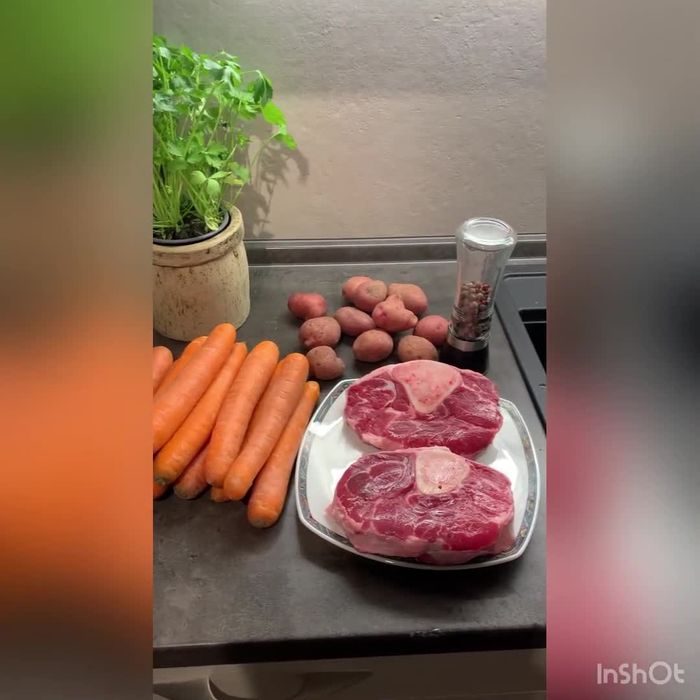 Rindfleisch, Möhren und Kartoffeln in den Topf geben.