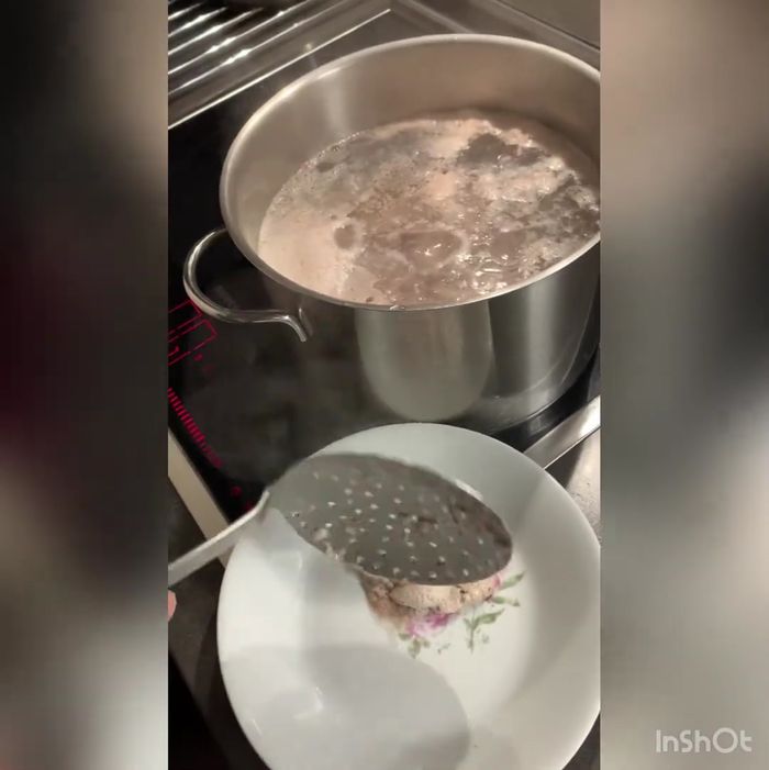 Mit Wasser aufgießen und aufkochen lassen. Entstandenes Eiweiß abschöpfen.