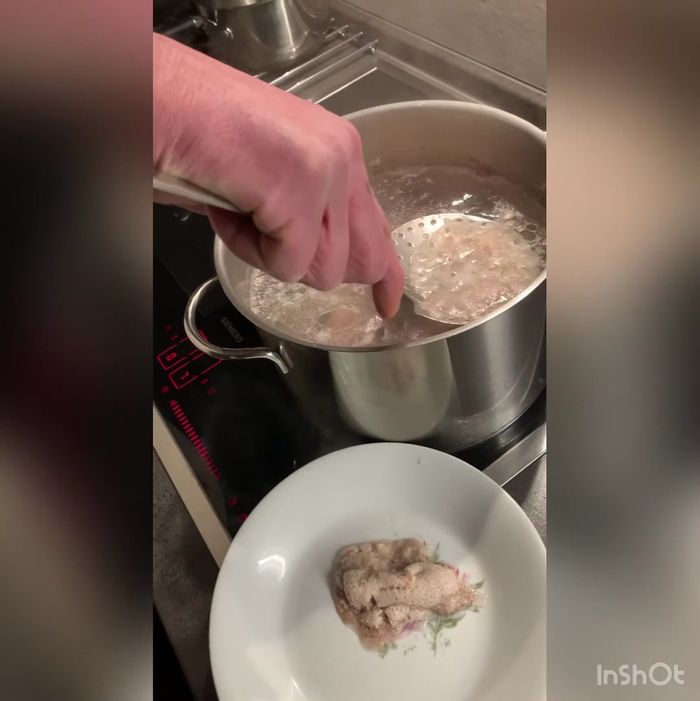 Die Suppe bei niedriger Hitze köcheln lassen (ca. 2 Stunden).