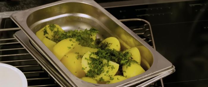Die Forelle mit etwas brauner Butter beträufeln und mit den gedünsteten Kartoffeln und Petersilie servieren. (176.28)