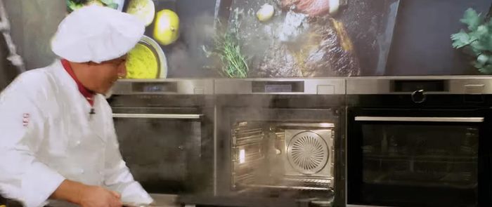 Behälter in den vorgeheizten Multi-Dampfgarer (130°C, feucht) auf den Rost stellen. (44.61)