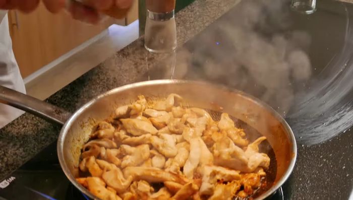 Fleisch salzen und pfeffern. Kurz durchschwenken.