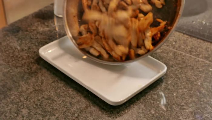 Fleisch aus der Pfanne nehmen.