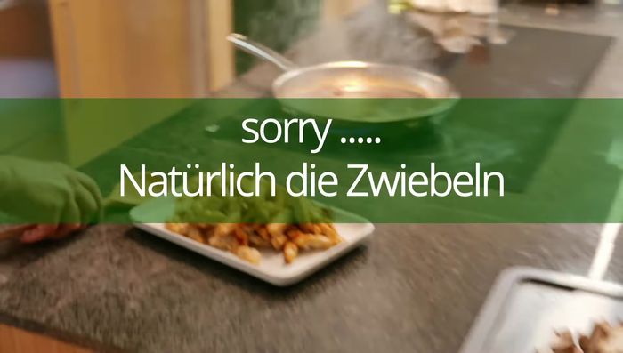 Etwas Öl in die Pfanne geben. Pilze hinzufügen und braten.