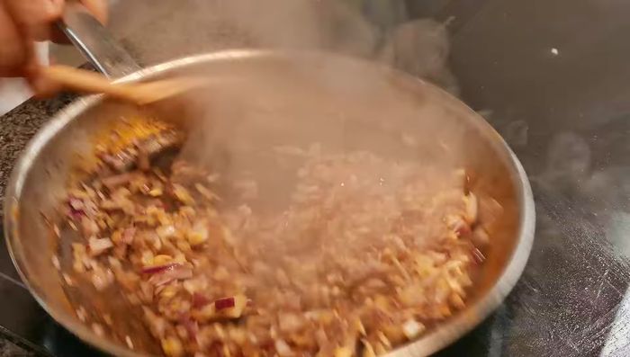 Knoblauch hinzufügen und kurz mitbraten (aufpassen, dass er nicht verbrennt).