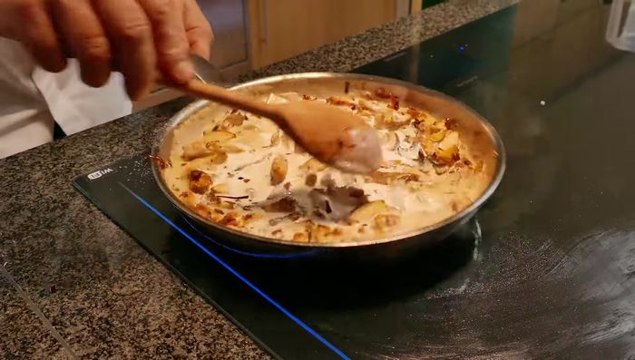 Sahne hinzufügen und einkochen, bis die gewünschte Konsistenz erreicht ist.