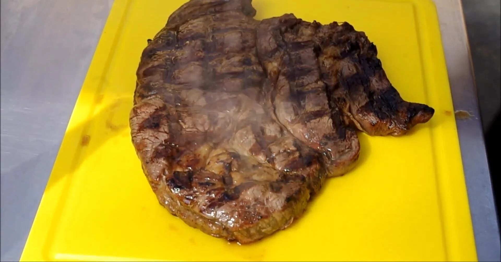 Rindersteak mit Pfeffersauce vom Plett Grill: Rezept & Anleitung Rindersteak mit Pfeffersauce vom Plett Grill: Rezept & Anleitung