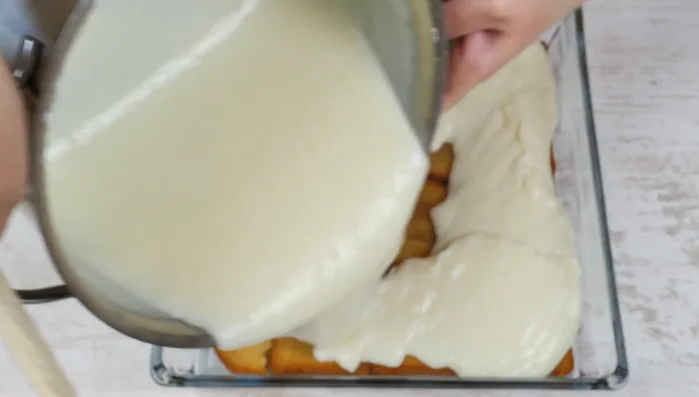 Den heißen Milchpudding über den Zwieback geben.