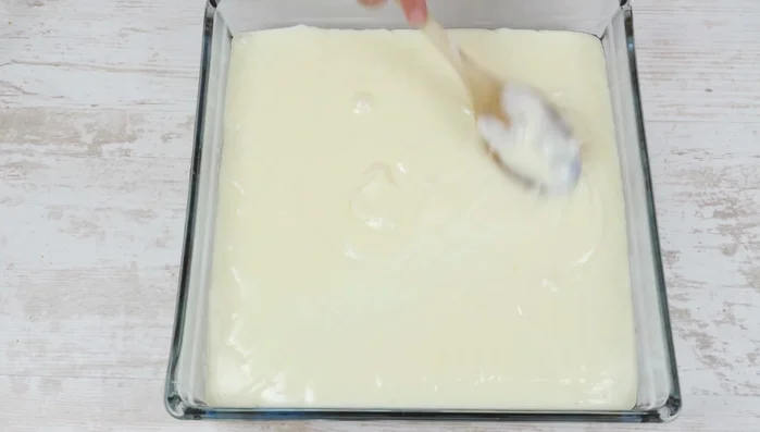 Den Kuchen ca. 1 Stunde bei Zimmertemperatur ruhen lassen, damit der Pudding fester wird.