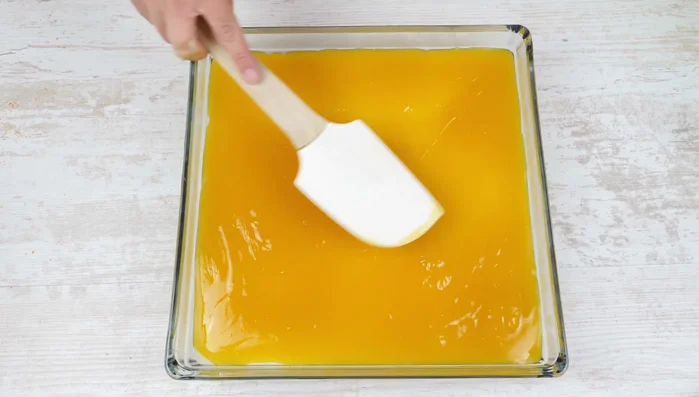 Den Kuchen auf Zimmertemperatur abkühlen lassen (nicht in den Kühlschrank!).