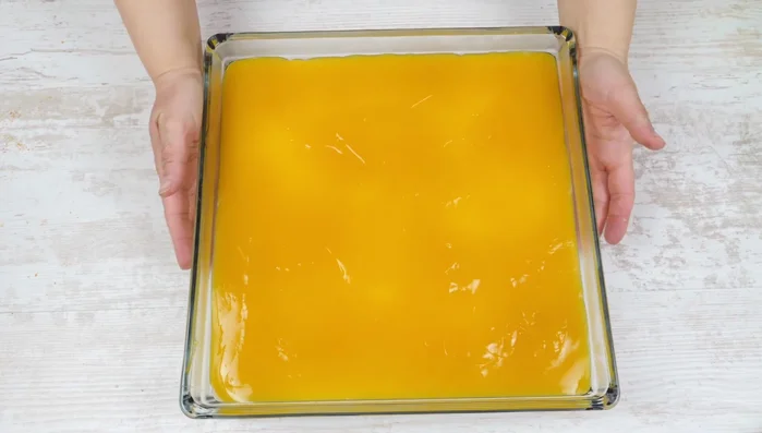 Den abgekühlten Kuchen für mindestens 4 Stunden (oder über Nacht) in den Kühlschrank stellen.