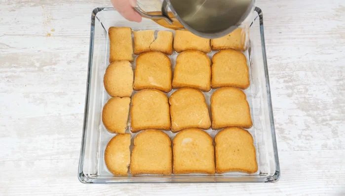 Zuckerguss zubereiten (Rezept im verlinkten Video).